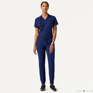 NWT - Rhena 1-Pocket Slim Scrub Top